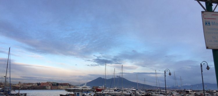 Dormire a Napoli vicino al Lungomare Caracciolo per il Silent Party sabato 14 aprile sul Lungomare Barche a Mergellina con Vesuvio
